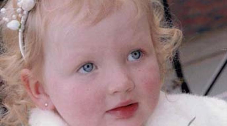 Bebeğini oyuncağıyla &ouml;ld&uuml;rd&uuml;