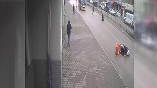 Seyir halindeyken düşerek asfaltta sürüklendi! Motosiklet sürücüsünün o anları kamerada...
