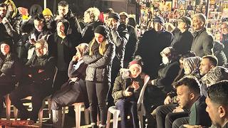 Depremzedeler yıkılan Ebrar Sitesi'nin bulunduğu alanda ölen yakınlarını andı!