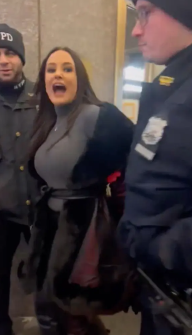 Lisa Ann gittiği komedi şovunda tutuklandı! Yaka paça gözaltına alınırken 'Ben bir şey yapmadım' diye bağırdı G2