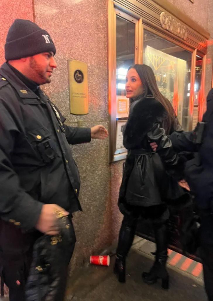 Lisa Ann gittiği komedi şovunda tutuklandı! Yaka paça gözaltına alınırken 'Ben bir şey yapmadım' diye bağırdı G5