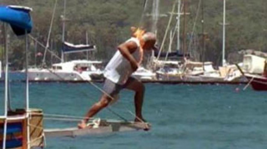 Kendini ateşe verip denize atladı