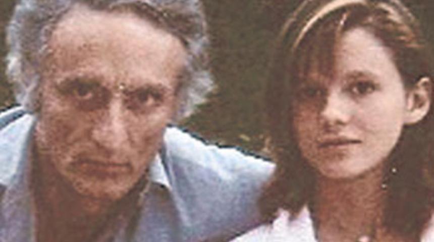 2 kızını 5 yıl boyunca &ccedil;ıplak videoya &ccedil;ekti