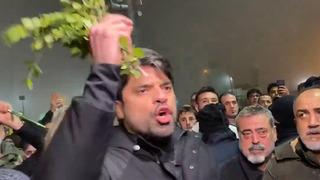 Gökhan Zan'ın öfkesi yüzüne yansıdı: Hatay'daki anma töreninde bağıra bağıra isyan etti