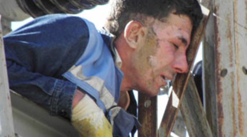 Elektrik direğinde &ouml;l&uuml;m kalım savaşı