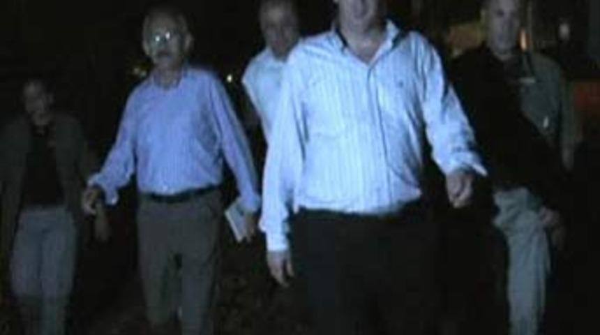 Kılı&ccedil;daroğlu'nun aracında mahsur kaldı