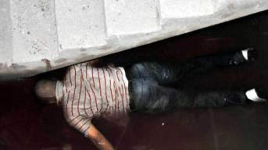 Tuvalet i&ccedil;in inşaata girdi d&uuml;ş&uuml;p &ouml;ld&uuml;