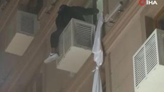 Otelde yangın paniği! Çarşafları birbirine bağlayıp 3. kattan inmeye çalıştı