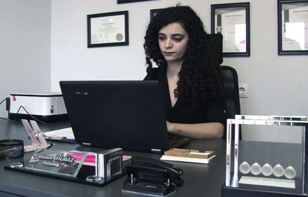 Depremzede Psikolog, asrın felaketini anlattığı c&uuml;mleleriyle y&uuml;rekleri burktu! "Depremin boyutu tahmin ettiğimizden daha fazla"