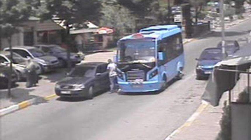 Minib&uuml;s&uuml;n yayaya &ccedil;arpıp ka&ccedil;ma anı!