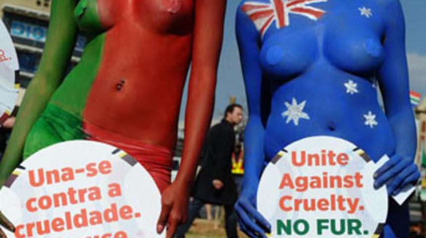 &Ccedil;ıplak eylemciler yine sahnede