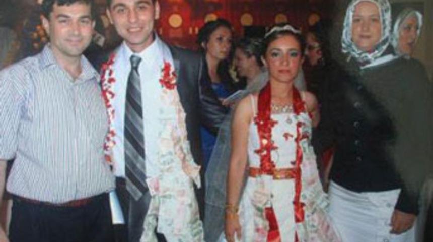 D&uuml;ğ&uuml;nde takı kavgası