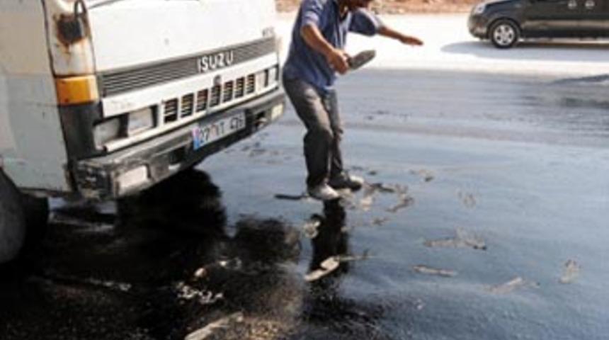 Sıcaktan asfalt eridi