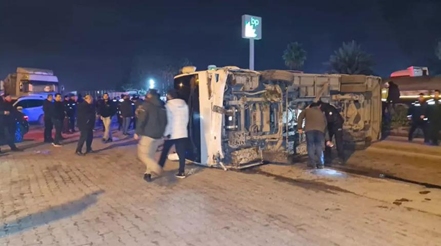 Hatay'da feci kaza! Göreve giden polisleri taşıyan midibüs devrildi: 10 yaralı 