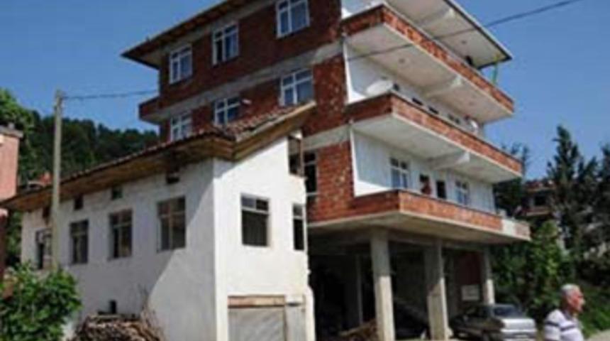 Fıkra gibi olay: Evi ikiye b&ouml;ld&uuml;ler