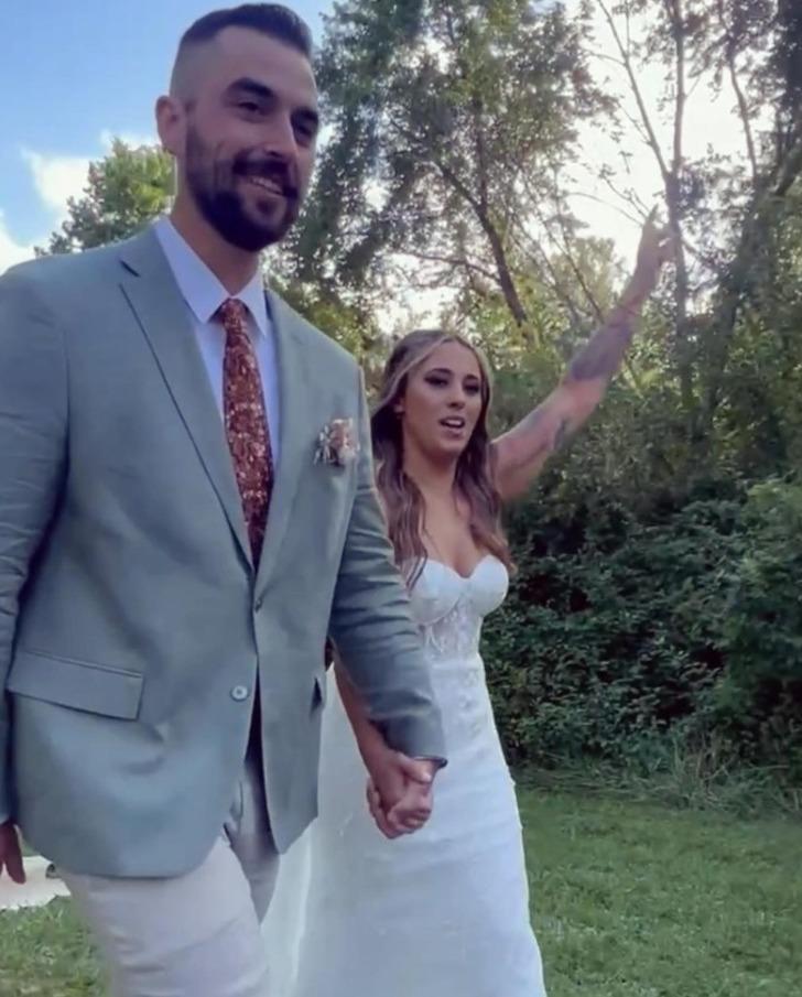 Gelin düğünün ortasında saçlarını kesti! Davetliler şoke oldu, damat gözlerine inanamadı 'Misafirleri ve kocasını şaşırttı' G5