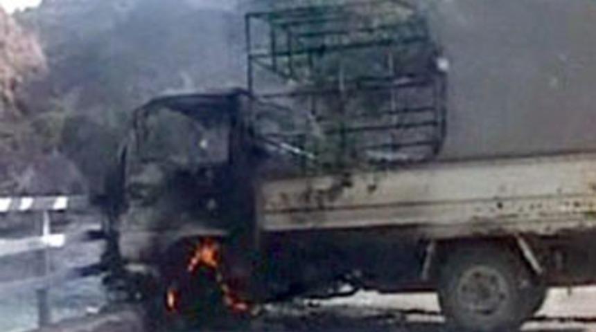 Flaş...PKK'lılar yol kesip ara&ccedil; yaktı