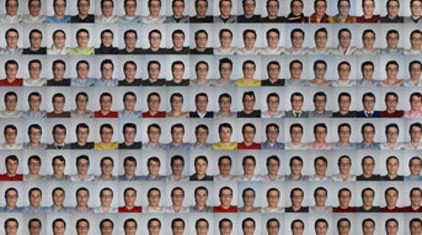 8 yıl boyunca herg&uuml;n kendisini &ccedil;ekti