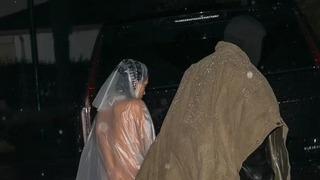 Kanye West'in eşi Bianca Censori şeffaf yağmurluk giydi! Kadın poşetle çıkmış