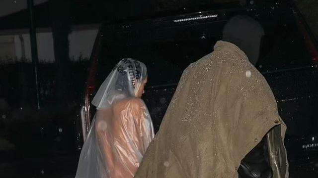 Kanye West'in eşi Bianca Censori şeffaf yağmurluk giydi! Kadın poşetle çıkmış