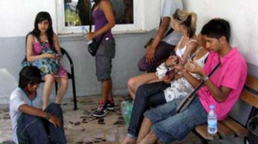 Turistlerle otel &ccedil;alışanları birbirine girdi