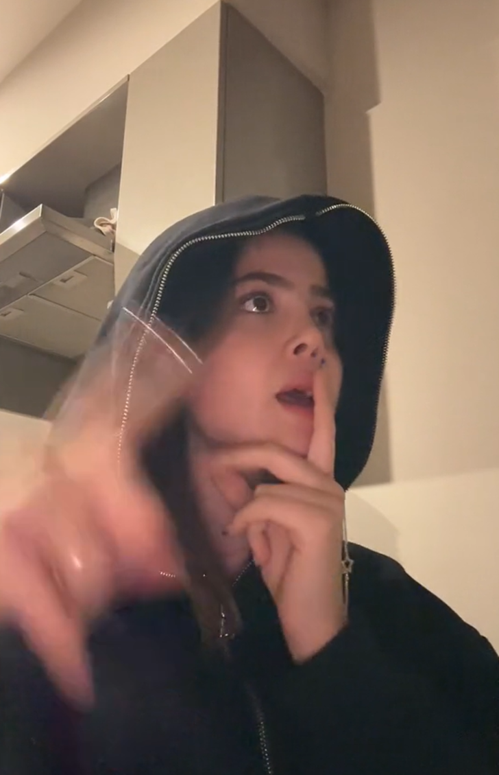 Arkadaşıyla gittiği kafede bir grup erkek tarafından taciz edildiğini söyledi! İddiaları sosyal medyayı salladı... 'Hâlâ ellerim titriyor" G1