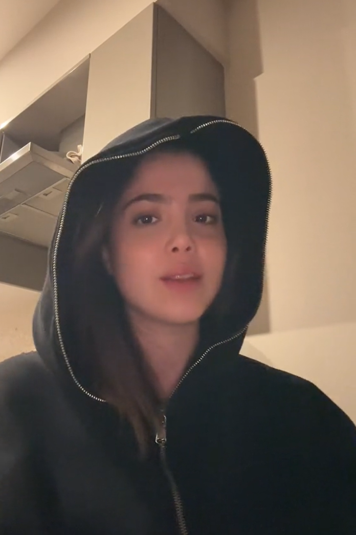 Arkadaşıyla gittiği kafede bir grup erkek tarafından taciz edildiğini söyledi! İddiaları sosyal medyayı salladı... 'Hâlâ ellerim titriyor" G3