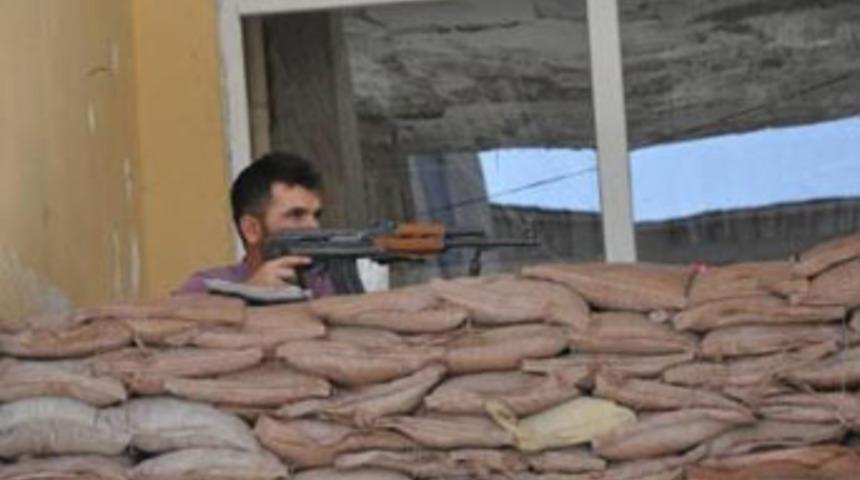 AK Parti binasına kum torbalı siper