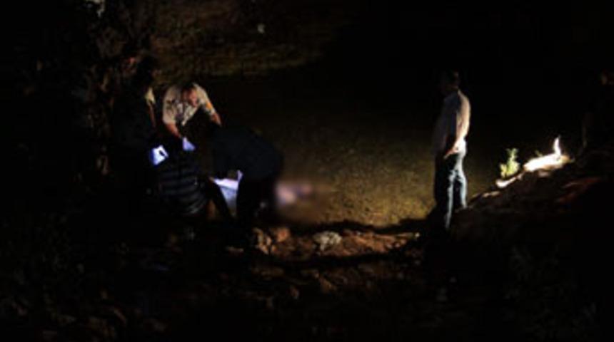 Derede taşa bağlanmış ceset