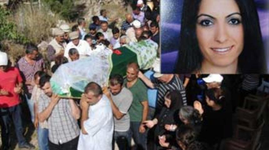 Gelinliğiyle g&ouml;m&uuml;ld&uuml;