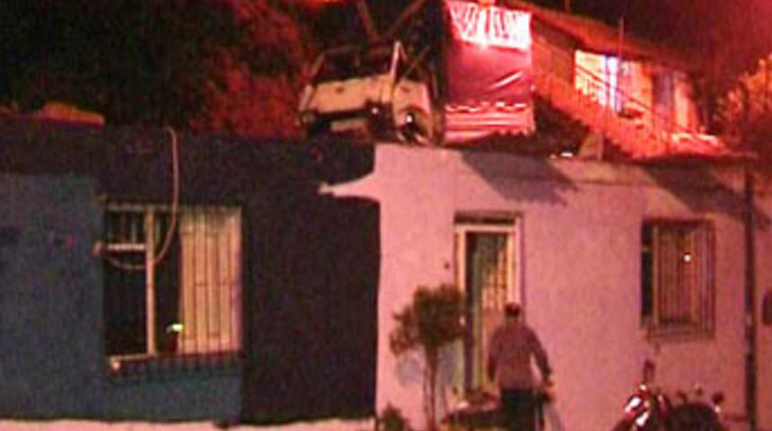 Kamyonet evin &ccedil;atısına u&ccedil;tu