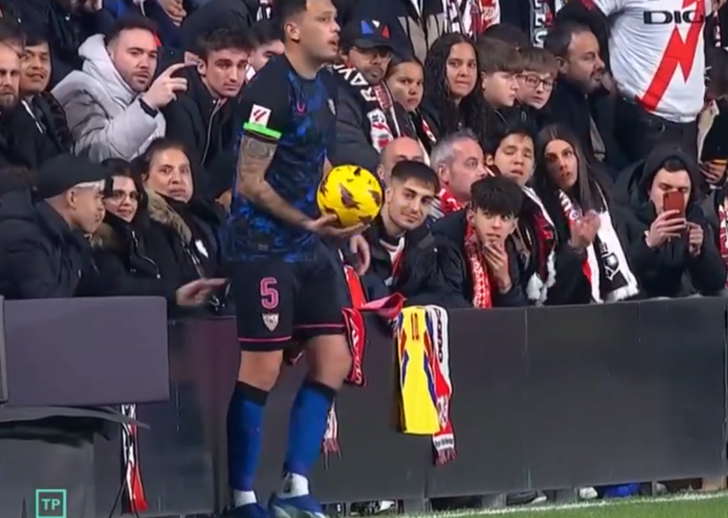 İspanya'da skandal olay... Bu kadarına da pes! Sevilla'nın yıldızı Lucas Ocampos'u taç kullanırken taciz ettiler G4