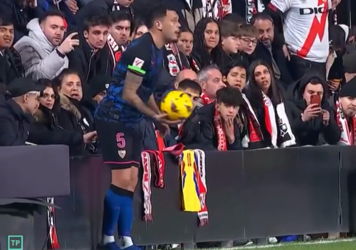 İspanya'da skandal olay... Bu kadarına da pes! Sevilla'nın yıldızı Lucas Ocampos'u taç kullanırken taciz ettiler G1