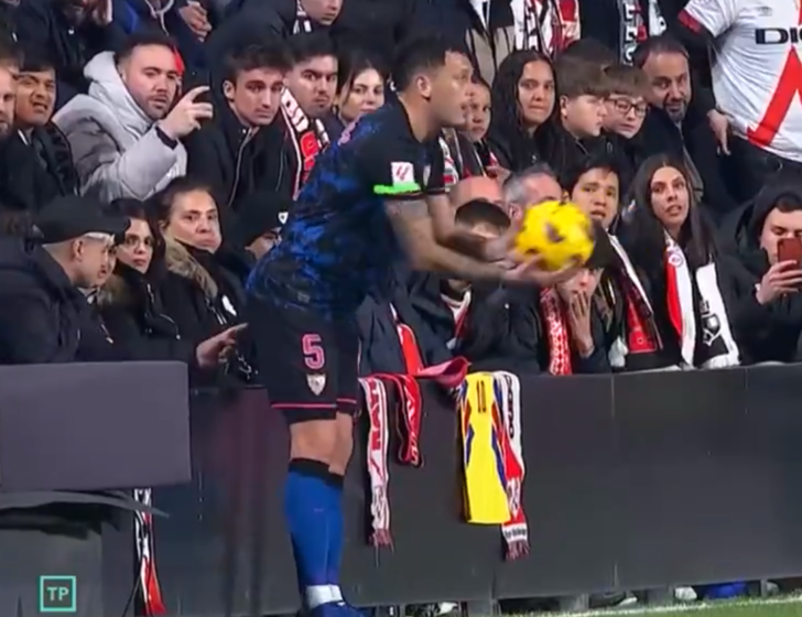 İspanya'da skandal olay... Bu kadarına da pes! Sevilla'nın yıldızı Lucas Ocampos'u taç kullanırken taciz ettiler G2