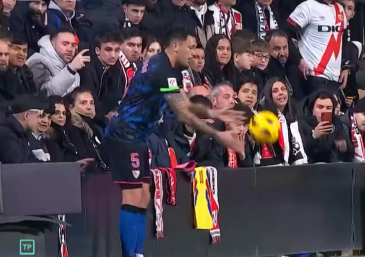 İspanya'da skandal olay... Bu kadarına da pes! Sevilla'nın yıldızı Lucas Ocampos'u taç kullanırken taciz ettiler G3