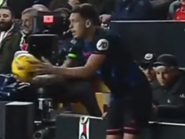 İspanya'da skandal olay... Bu kadarına da pes! Sevilla'nın yıldızı Lucas Ocampos'u taç kullanırken taciz ettiler