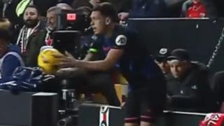 İspanya'da skandal olay... Bu kadarına da pes! Sevilla'nın yıldızı Lucas Ocampos'u taç kullanırken taciz ettiler