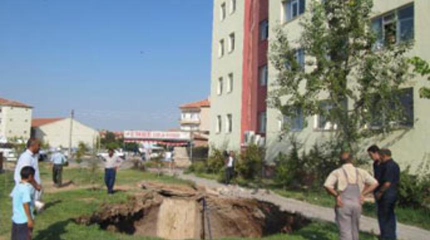 Hastane bah&ccedil;esinde gizemli &ccedil;ukur