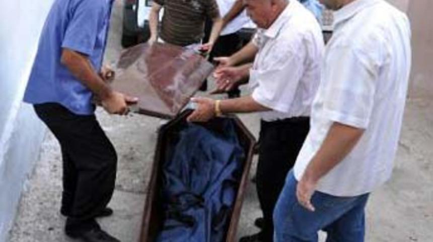 Karısını bı&ccedil;ak ve satırla &ouml;ld&uuml;rd&uuml;