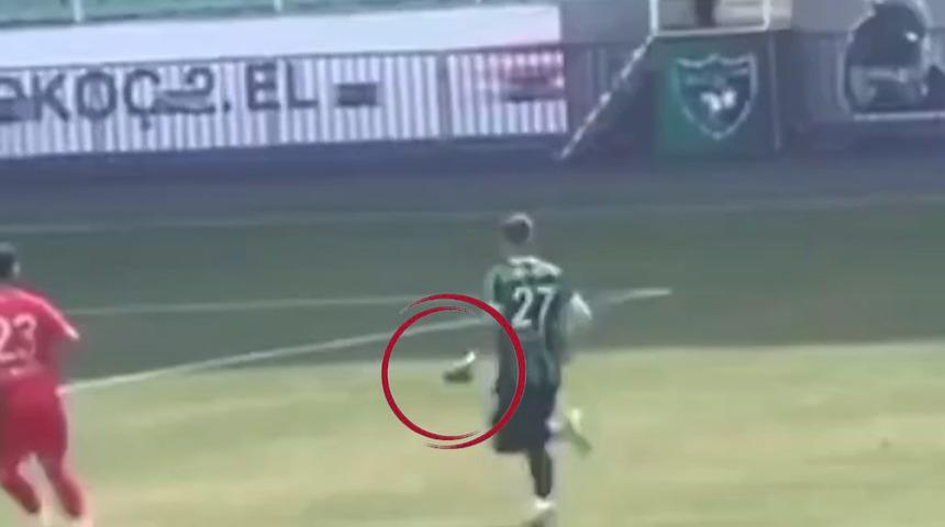 TFF 2. Lig'de görülmemiş olay! Maç sırasında yerde cep telefonu buldu, telefon ile gole gitti!