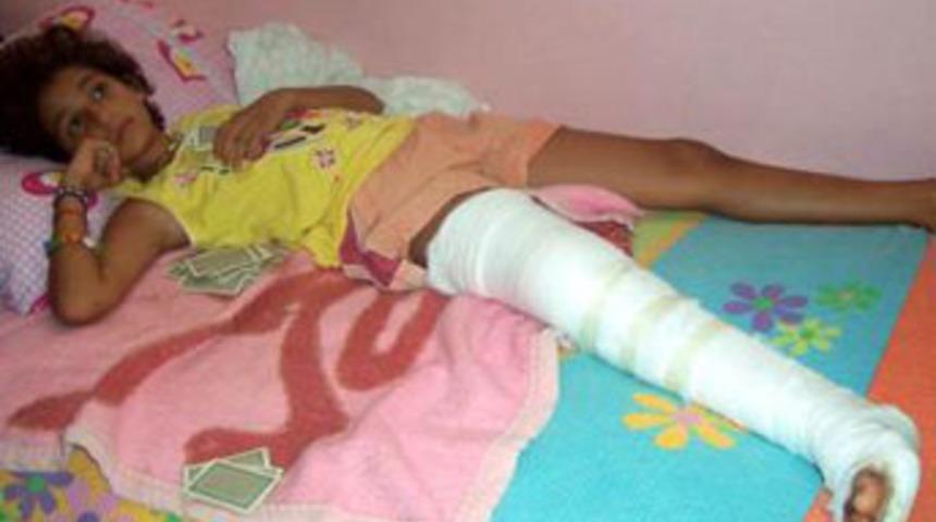 K&uuml;&ccedil;&uuml;k kızın kıskan&ccedil;lık krizi