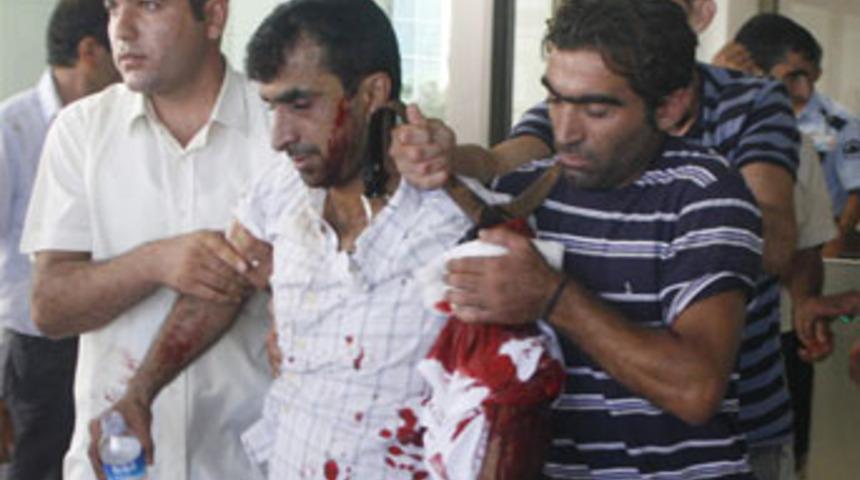 Adliye &ouml;n&uuml;nde d&ouml;ner bı&ccedil;aklı kavga