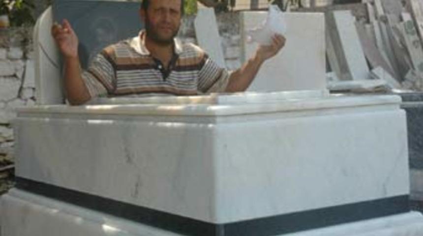 Mezar i&ccedil;inde m&uuml;şteri bekliyorlar!