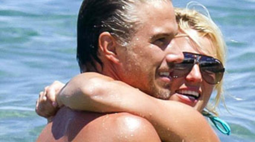 Britney, havluyu arkasına aldı