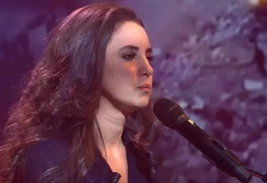 Şarkıcı Karsu D&ouml;nmez depremde 17 akrabasını kaybetmişti...  Şarkıcı memleketi Hatay i&ccedil;in harekete ge&ccedil;ti!