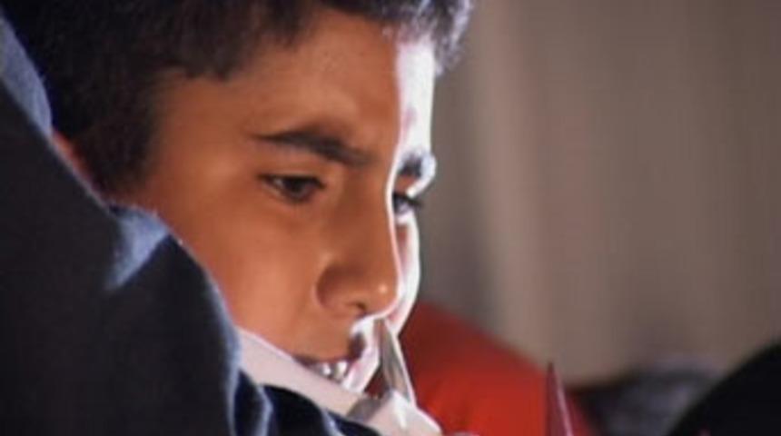 G&ouml;ğs&uuml;ne korkuluk demiri saplandı!