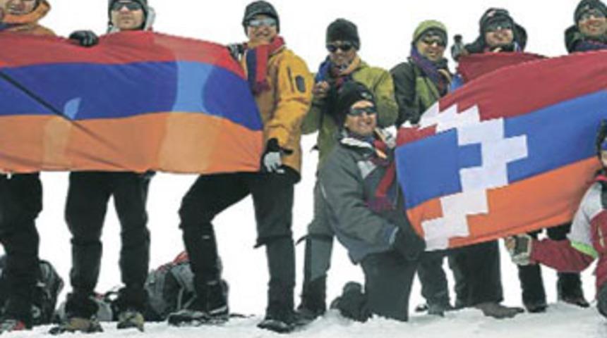 Ağrı Dağı&rsquo;na Ermenistan bayrağı diktiler