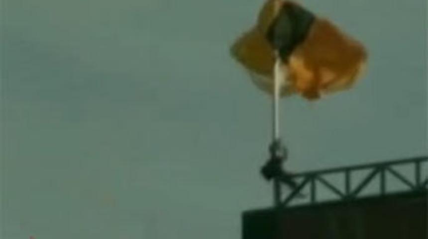 Paraş&uuml;t&ccedil;&uuml; &ouml;l&uuml;mden d&ouml;nd&uuml;!