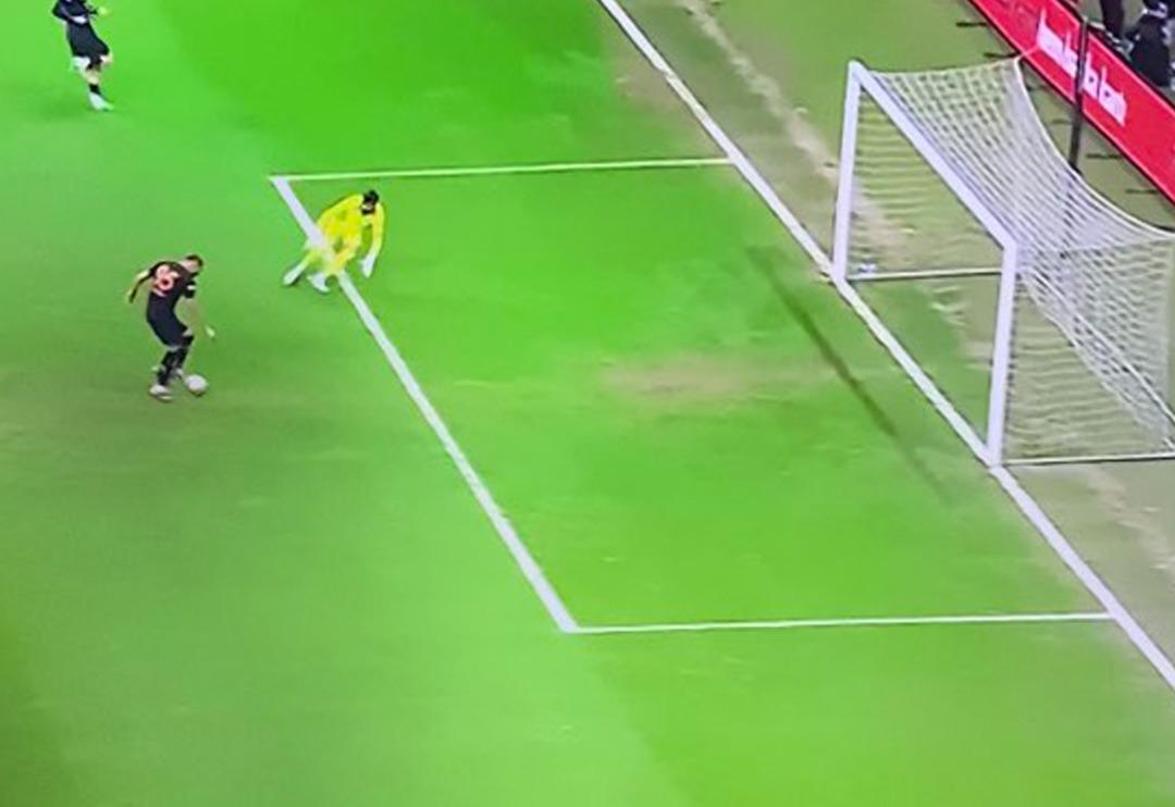 Galatasaray'ın yeni golc&uuml;s&uuml; Carlos Vinicius, ka&ccedil;ırdığı pozisyonda sa&ccedil; baş yoldurttu!