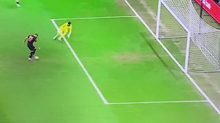 Galatasaray'ın yeni golcüsü Carlos Vinicius, kaçırdığı pozisyonda saç baş yoldurttu!